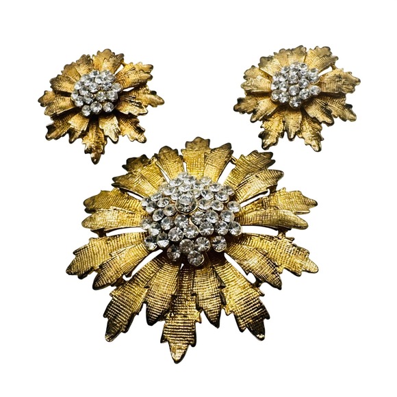 1950s Gold Tone Rhinestone Flower Brooch & Clip Earrings Floral Demi Parure - Picture 7 of 8